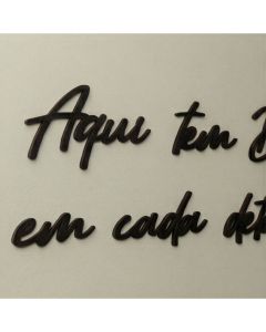 Letreiro Aqui Tem Deus em Cada Detalhe MDF Preto 3mm Parede Decoração Cristã Gospel Sala Cozinha Fé Lar