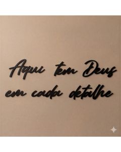 Frase Decorativa Aqui Tem Deus em Cada Detalhe MDF Preto Recorte Laser Parede Cristã Sala Fé Casa Lar