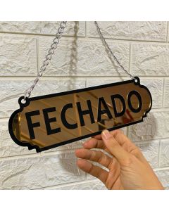 PLACA ABERTO E FECHADO EM ACRILICO ESPELHADO COM CORRENTE E VENTOSA